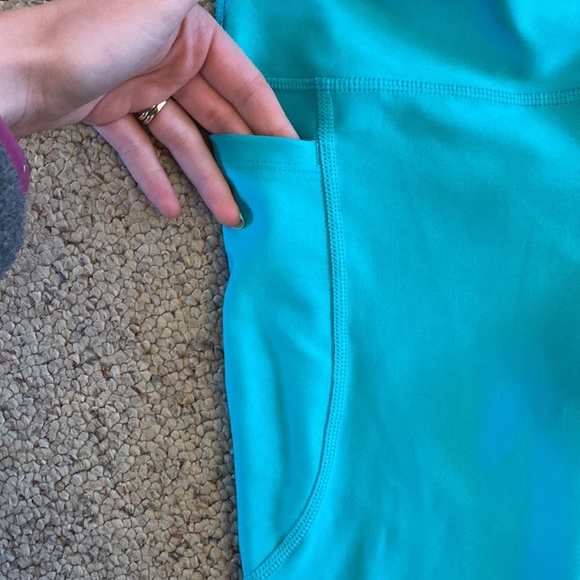 NWT Under Armour capris - Picture 3 of 6